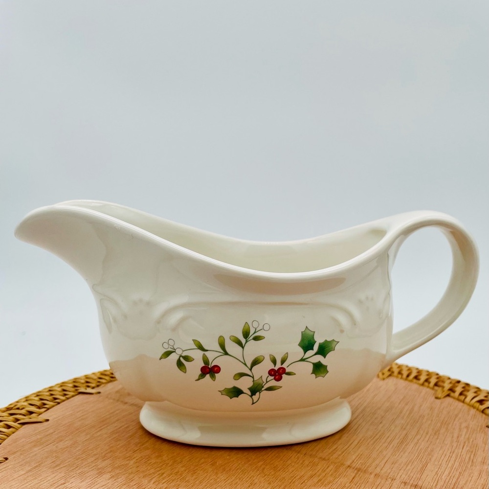 Pfaltzgraff Winterberry Gravy Boat